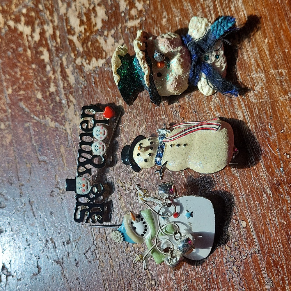Snowmen pins